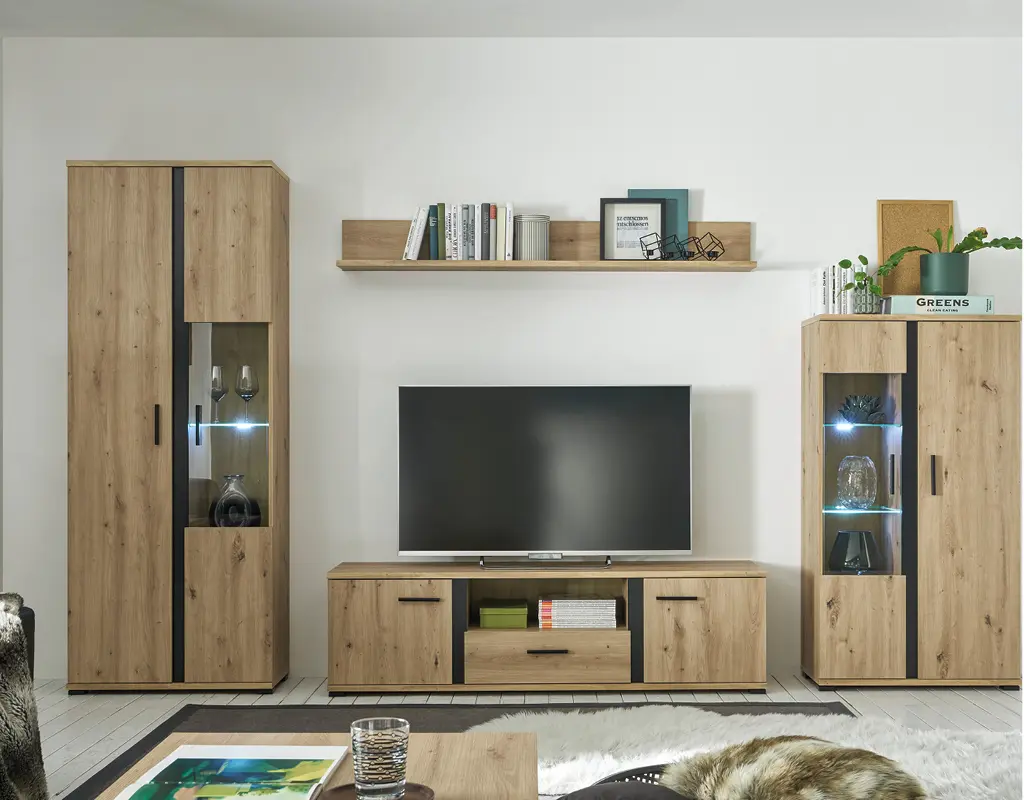 Moderne Wohnwand aus Holzoptik mit Vitrinenschränken, LED Beleuchtung und TV Board. Stilvolle Anbauwand für wohnliche und funktionale Wohnzimmergestaltung.